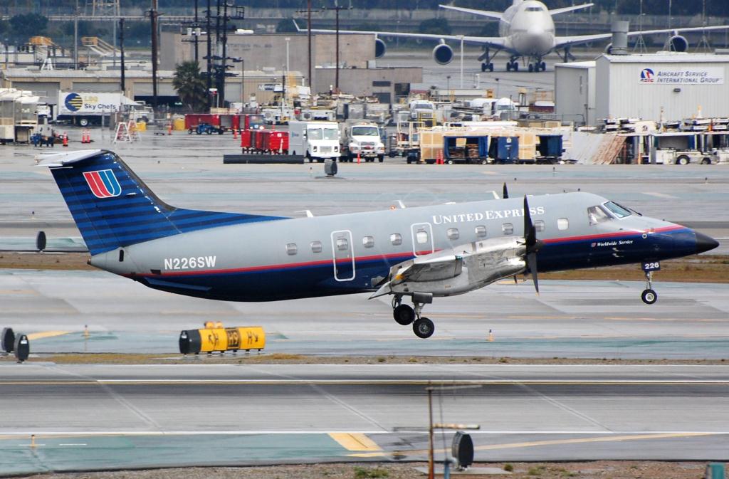 Photo of aircraft N226SW operated by SkyWest Airlines