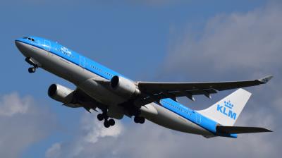 Photo of aircraft PH-AOM operated by KLM Royal Dutch Airlines