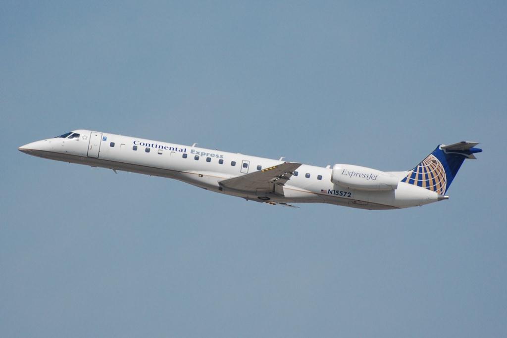 Photo of aircraft N15572 operated by ExpressJet Airlines