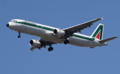 Photo of aircraft EI-IXB operated by Alitalia