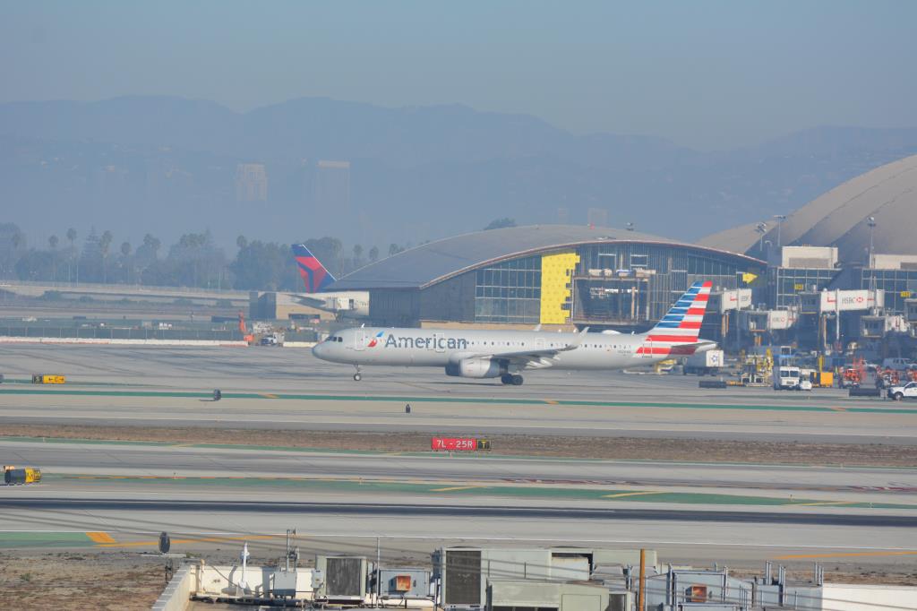 Photo of aircraft N126AN operated by American Airlines
