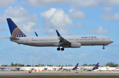Photo of aircraft N69833 operated by United Airlines